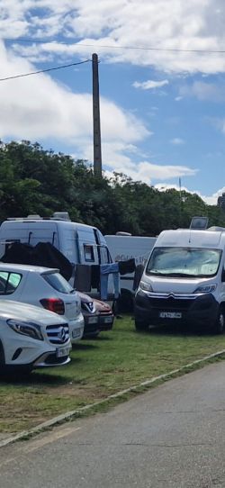 Imagen d autocaravnas en los aparcamientos de la playa de salinas (Castrillón)