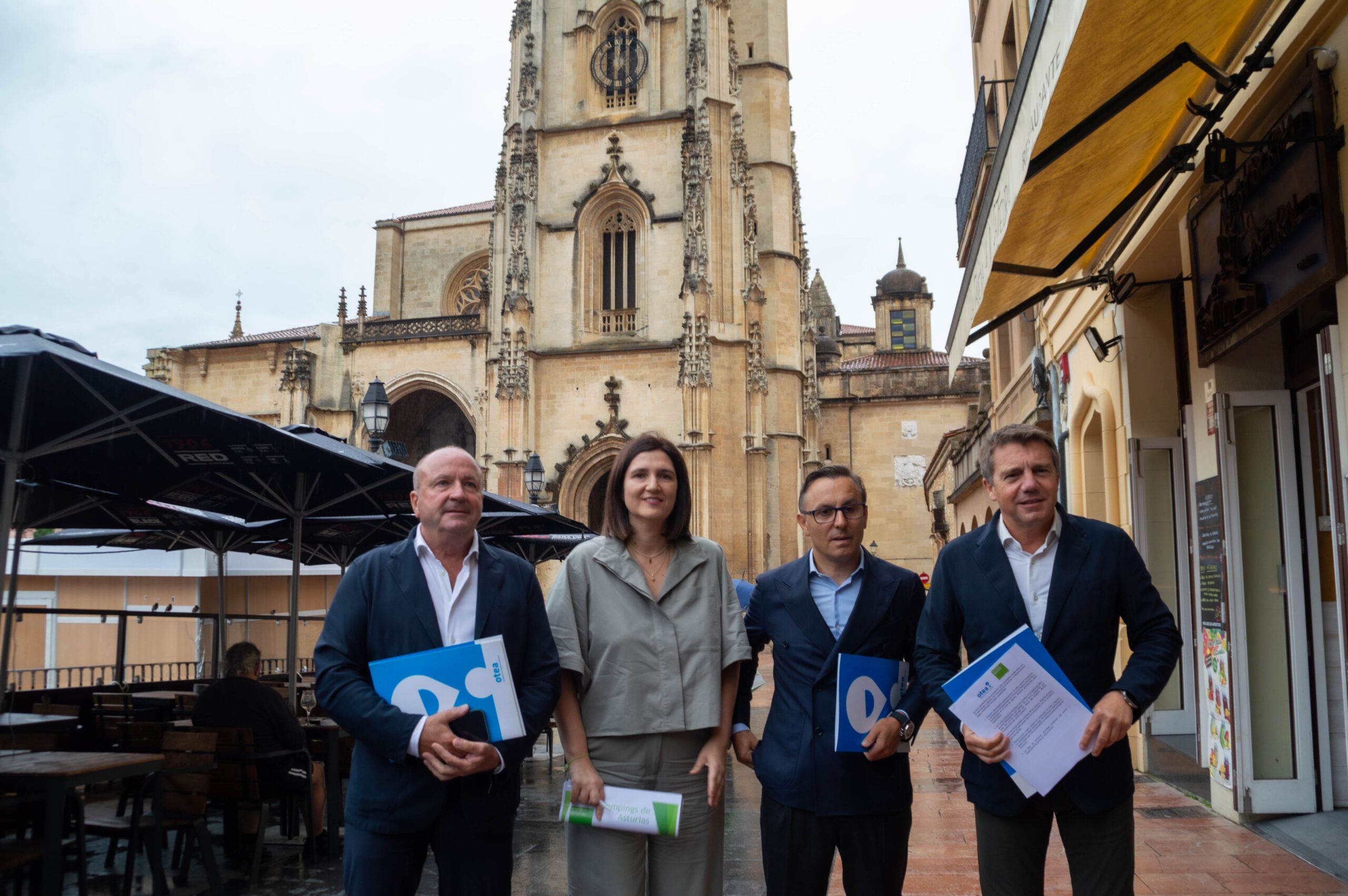 De izquierda a derecha: Javier Martínez, Laura Arias, Fernando Corral y Jose Almeida, antes de la rueda de prensa de valoración del verano 2024 en Asturias.