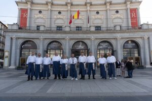 Los miembros de la Cofradia del Desarme desplazados a Madrid posan ante el Teatro Real donde se desarrolló el acto de entrega de diplomas 